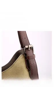 Détail du sac patchwork en toile et cuir avec boucle métallique vintage et coutures