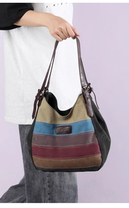 Détail du sac hobo en toile rayée multicolore avec bandoulières réglables en cuir marron