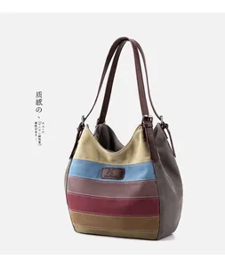 Détail du grand sac cabas en toile à rayures multicolores avec anses en cuir réglables