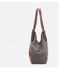 Détail latéral du sac à main en toile patchwork colorée avec bandoulière réglable