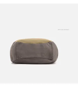 Détail de la base circulaire protectrice du sac bandoulière en toile avec coutures précises