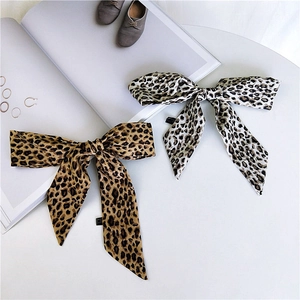 Petit foulard en soie léopard pour sacs à main et coiffure avec un design de nœud chic