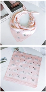 Vue détaillée d'un foulard en satin rose à motif cygne plié et posé à plat