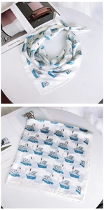Détail du foulard en soie aux motifs de cygnes bleus et gris avec des bords roulés raffinés