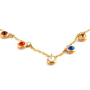 Collier en acier inoxydable plaqué or 18K avec cinq breloques en zircone colorées