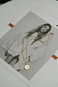 Dettaglio del ciondolo Capricorno in oro 18K con intarsio in conchiglia bianca