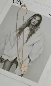 Dettaglio della collana Vergine placcata oro 18K con ciondolo in conchiglia viola