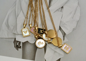 Dettaglio di collane zodiaco in oro 18K con inserti in madreperla e simboli moda