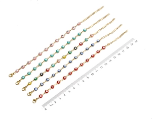 Detailansicht von fünf Evil-Eye-Armbändern in verschiedenen Farben mit Maßangabe