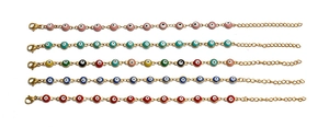 Detail von fünf bunten Evil Eye Armbändern in Goldoptik mit verstellbaren Karabinerverschlüssen