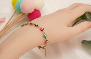 Detailaufnahme des vergoldeten Evil Eye Armbands mit bunten Emaille-Perlen