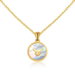 Collana con segno zodiacale Toro in oro 18K e pendente in conchiglia su fondo bianco