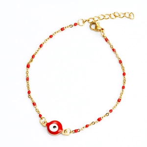 Dettaglio del bracciale in acciaio inossidabile 18K con occhio del male smaltato rosso