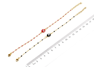 Vista dettagliata di braccialetti malocchio da 18cm in rosso e nero con un righello