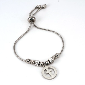 Détail du bracelet chaîne serpent argenté avec fermoir réglable et pendentif croix