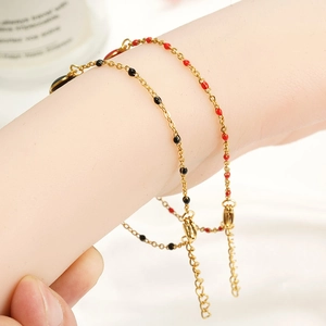 Dettaglio del bracciale occhio del male placcato oro 18K con perline smaltate rosse e nere