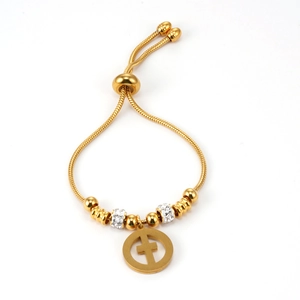 Détail macro du bracelet maille serpent 18K avec pendentif croix et perles de cristal