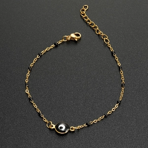 Dettaglio del bracciale in acciaio 18K con occhio del male in smalto e perline nere