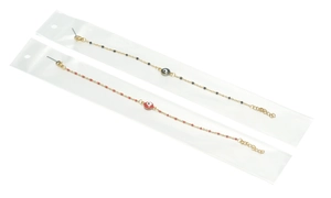 Dettaglio di braccialetti Evil Eye in acciaio inossidabile dorato nella confezione