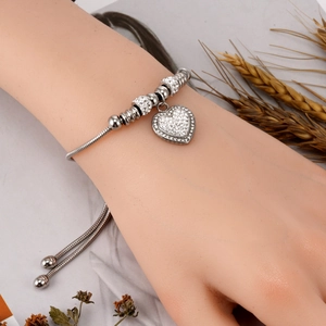 Bracciale a serpente d'argento regolabile con ciondolo a cuore scintillante al polso