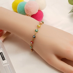 Goldenes Edelstahlarmband mit bunten Emaille-Evil-Eye-Anhängern für Damen Design