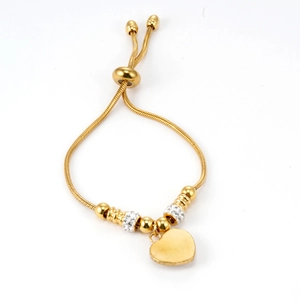 Dettaglio della catena a serpente regolabile in oro 18K con ciondolo a cuore e cristalli