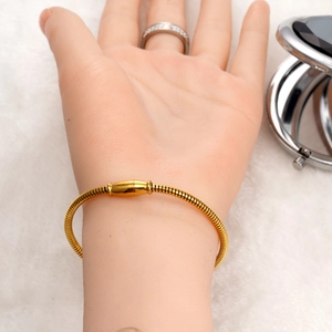 18K vergoldetes Edelstahl Schlangenarmband mit Magnetverschluss für Damen elegant