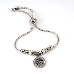 Détail d'un bracelet maille serpent réglable avec pendentif arbre de vie et strass brillants