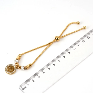 Détail du pendentif arbre de vie serti de strass sur bracelet chaîne serpent réglable