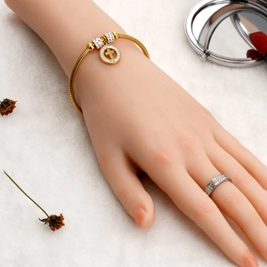 18K vergoldetes Edelstahl-Schlangenarmband mit funkelndem Kreuzanhänger für Damen