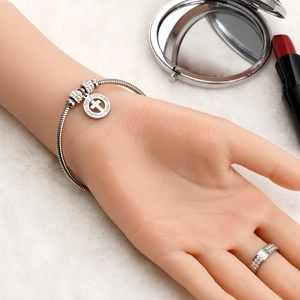 Silbernes Edelstahl-Schlangenarmband-Set mit Kristallkreuz-Anhänger für Damen