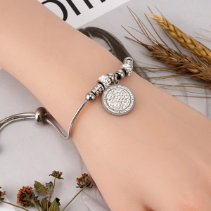 Bracelet chaîne serpent argentée réglable avec pendentif rond pavé de cristaux brillants