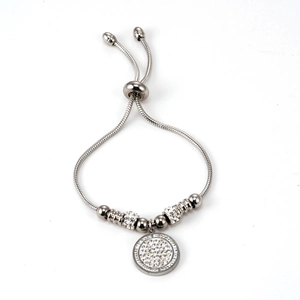 Détail de la gourmette serpent argentée avec pendentif rond pavé de strass