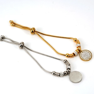 Détail de bracelets chaîne serpent réglables en or et argent avec pendentifs en zircone