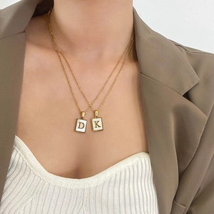 Collier Initial Vintage Pendentif Alphabet Carré En Nacre Acier Titane Plaqué Or 18K Bijoux Pour Femmes