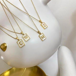 Collier à pendentif lettre carré en nacre avec chaîne plaquée or minimaliste