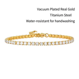 Vue détaillée du bracelet tennis en acier titane doré avec pierres en zircon blanc