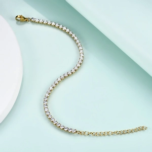 Détail du bracelet tennis plaqué or avec zircons cubiques et fermoir mousqueton