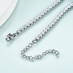 Bracelet tennis argenté avec zircons brillants et fermoir mousqueton ajustable