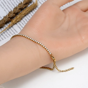 Bracelet tennis doré luxueux avec zircons blancs sur poignet de femme, style français