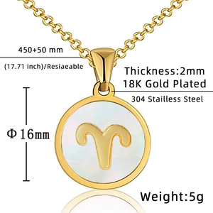 Detalle del collar de Aries chapado en oro de 18K con nácar blanco y colgante de 16mm
