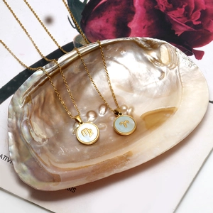 Collar zodiaco de acero chapado en oro 18K con colgante de nácar blanco sobre concha