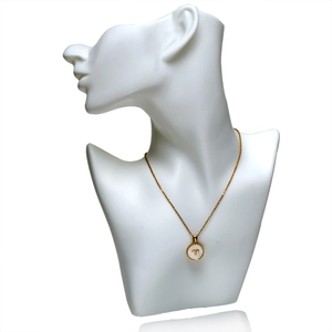 Detalle del collar de signo Aries chapado en oro 18K con colgante de nácar blanco