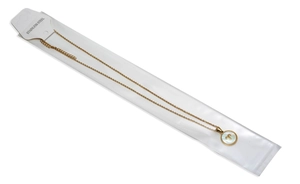 Detalle del collar signo del zodiaco Aries dorado con colgante de nácar blanco