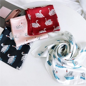 Élégant foulard en soie 70x70cm imprimé cygne en rouge, rose, noir et blanc au choix