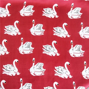 Carré de soie rouge élégant avec motif de cygne blanc répétitif pour femmes