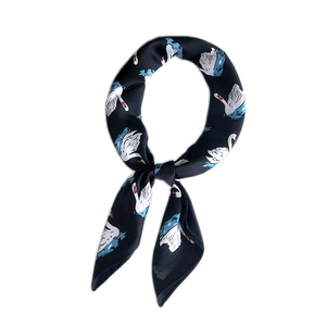 Élégant foulard en soie noire avec motif de cygne blanc et finition satinée lisse