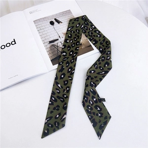 Foulard long en soie léopard vert olive pour sacs à main et style de cou