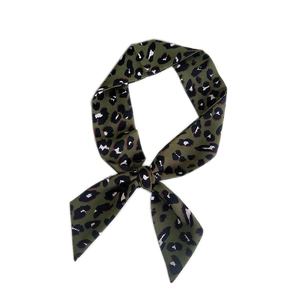 Foulard en soie léopard chic vert olive et rose pour le cou ou l'anse de sac