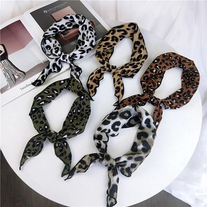 Women Leopard Print Bandana Satin Satin Scarf Triangle Neckerchief With Wave Edge Fashion Hair Tie Headscarf